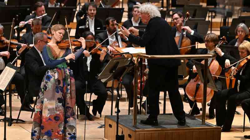 Simon Rattle dirige la Orquesta Sinfónica de Londres y la solista Isabelle Faust